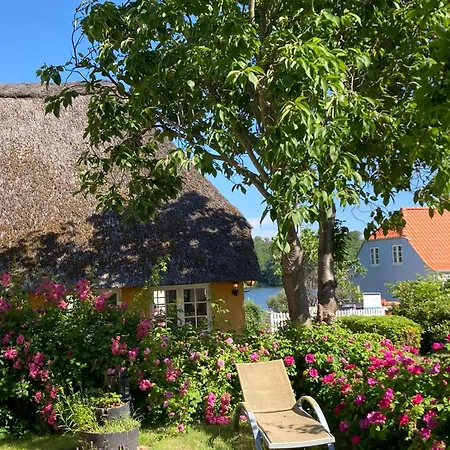 Den Gamle Skomager Ved Slotssoen * Grasten