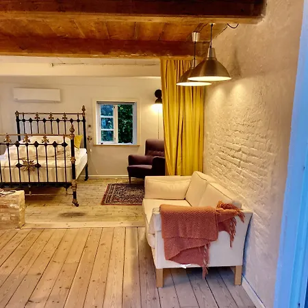 Den Gamle Skomager Ved Slotssoen * Grasten