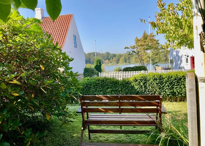 Den Gamle Skomager Ved Slotssoen *